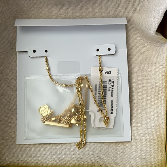 Kendra Scott Letter R Pendant Necklace Gold Metal NEW - Picture 3 of 3